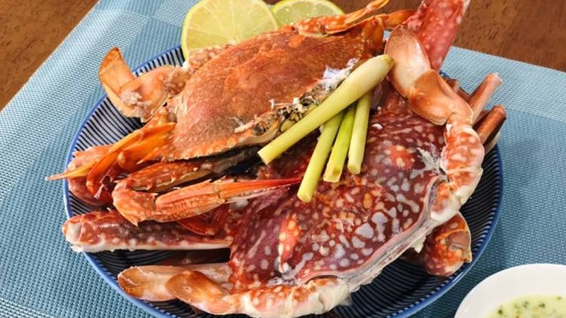 Ghẹ hấp sả chấm muối ớt xanh cay nồng