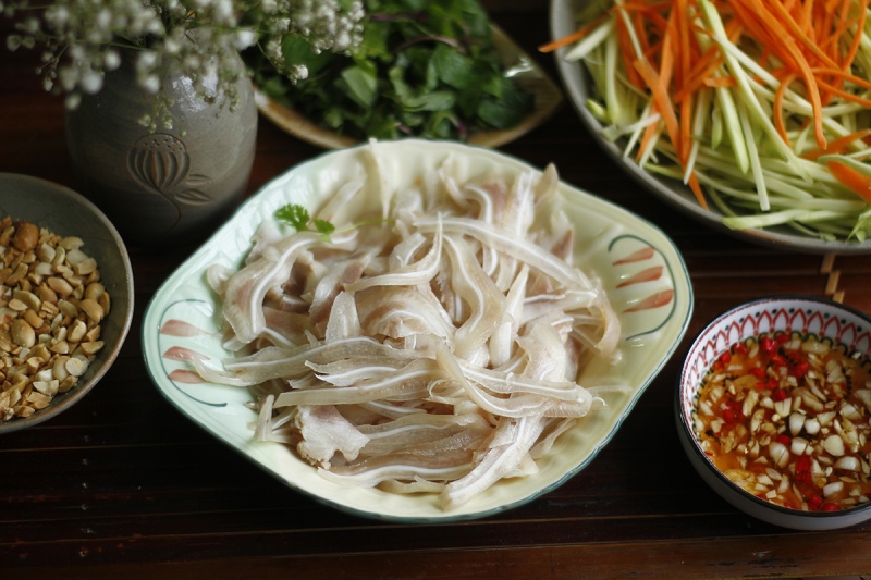 Tai heo trộn gỏi giòn sần sật, chấm nước mắm tỏi ớt