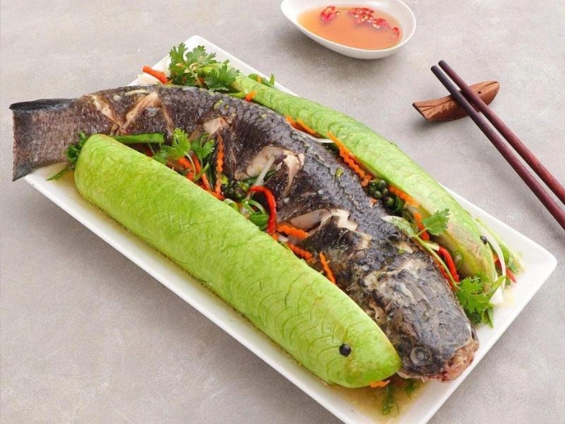 Cá hấp bầu ngọt thanh, ăn kèm rau sống