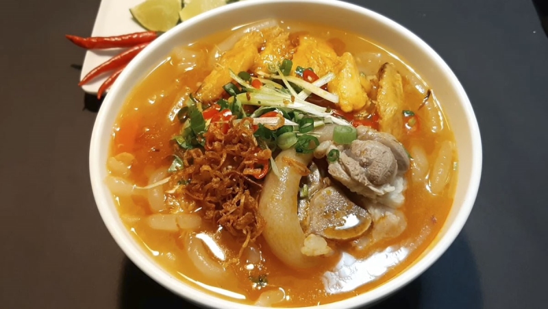 Tô bánh canh đuôi heo và giò heo thơm ngon