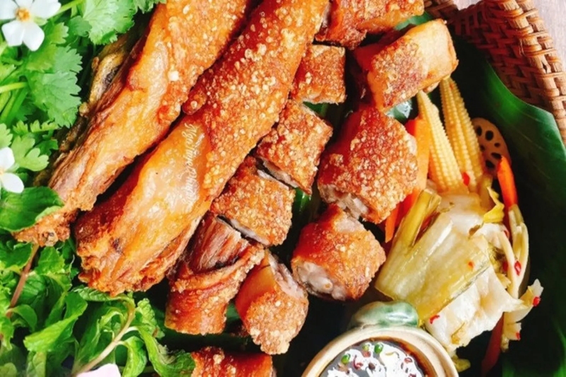 Mẹt đuôi heo nướng ăn cùng đồ chua