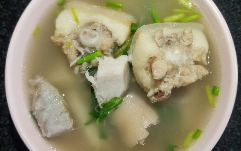 Tô canh đuôi heo hầm khoai môn bổ dưỡng