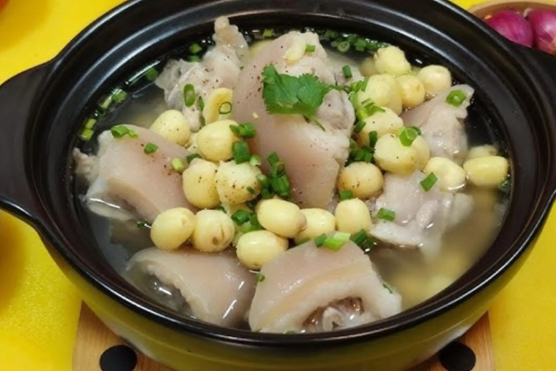 Đuôi heo hầm hạt sen mềm ngọt bổ dưỡng