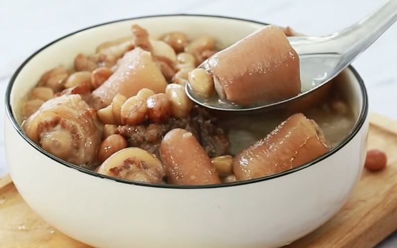 Đuôi heo hầm đậu phộng bổ dưỡng