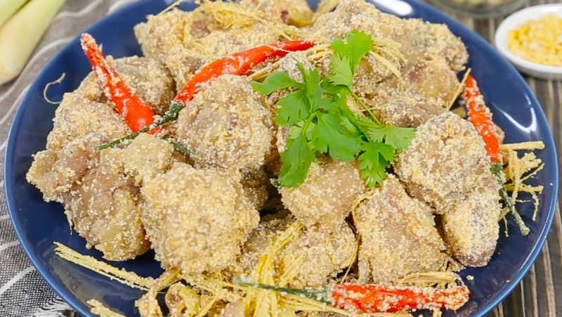 Đĩa đuôi heo rang muối giòn rụm