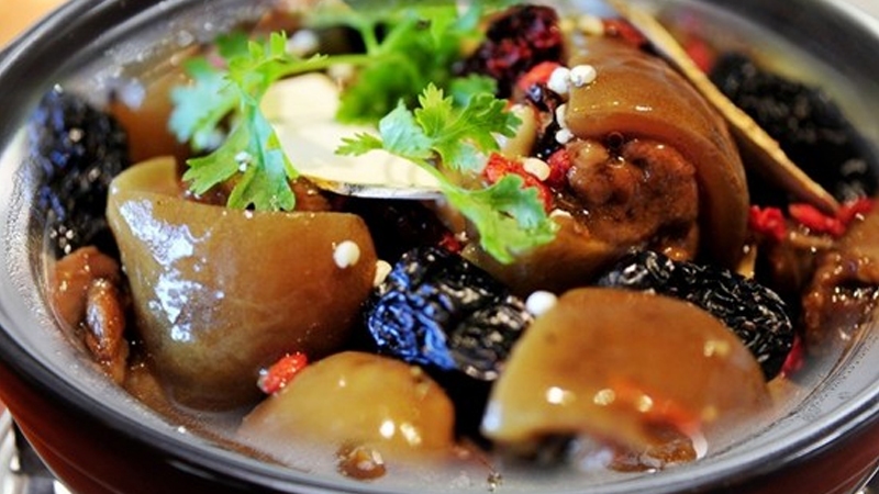 Đuôi heo hầm thuốc bắc thơm ngon