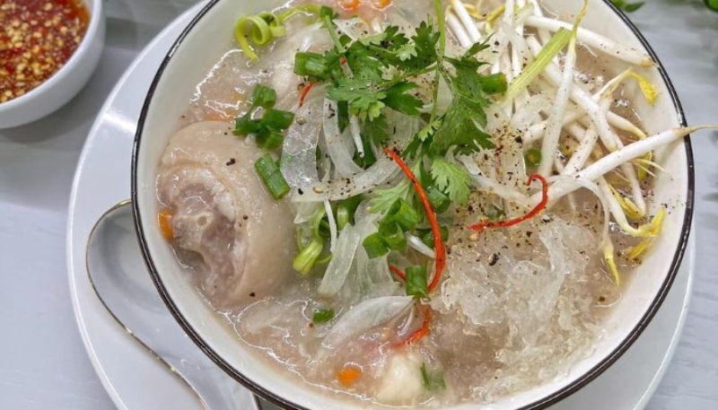 Tô Cháo đuôi heo nóng hổi, thoảng mùi gừng