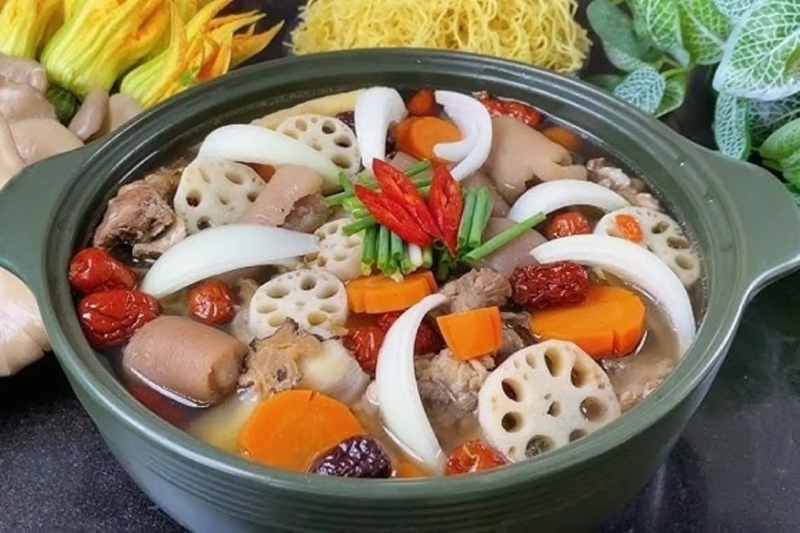 Đuôi heo hầm củ sen ngon ngọt
