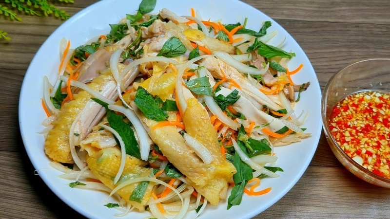 Món gỏi gà giòn ngon kết hợp vị chua ngọt hài hòa từ nước mắm pha và rau thơm tươi mát