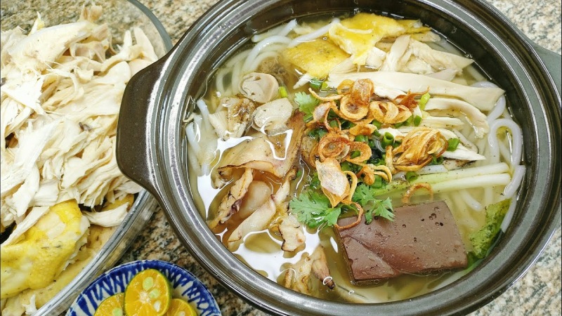 Sợi bánh canh dai ăn với nước dùng gà trong và thơm ngọt tự nhiên