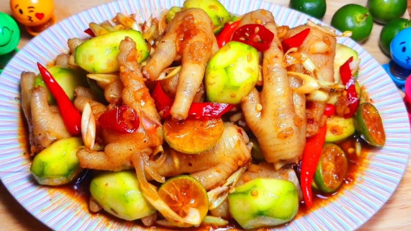 Chân gà rút xương được trộn cùng sả ớt, rau răm và nước sốt cay chua cực hấp dẫn