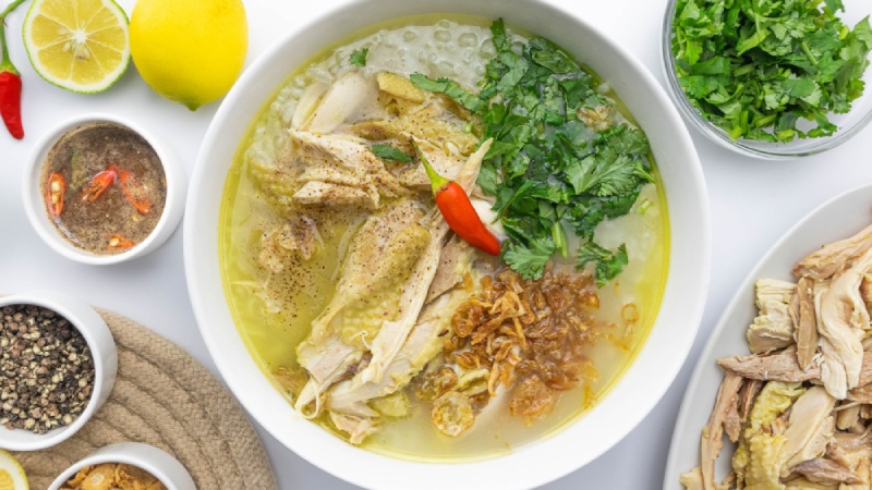 Cháo trắng nấu mềm cùng thịt gà xé và gừng thái sợi mang đến món ăn ấm bụng