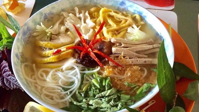 Bún thang thanh đạm với thịt gà xé, trứng chiên thái sợi và giò lụa