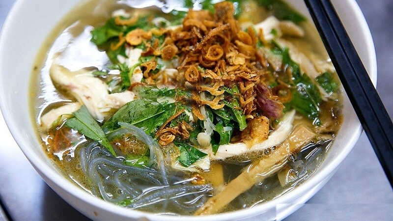 Miến dai mềm ăn cùng thịt gà luộc và nước dùng thơm hành ngò rất thích hợp cho bữa sáng