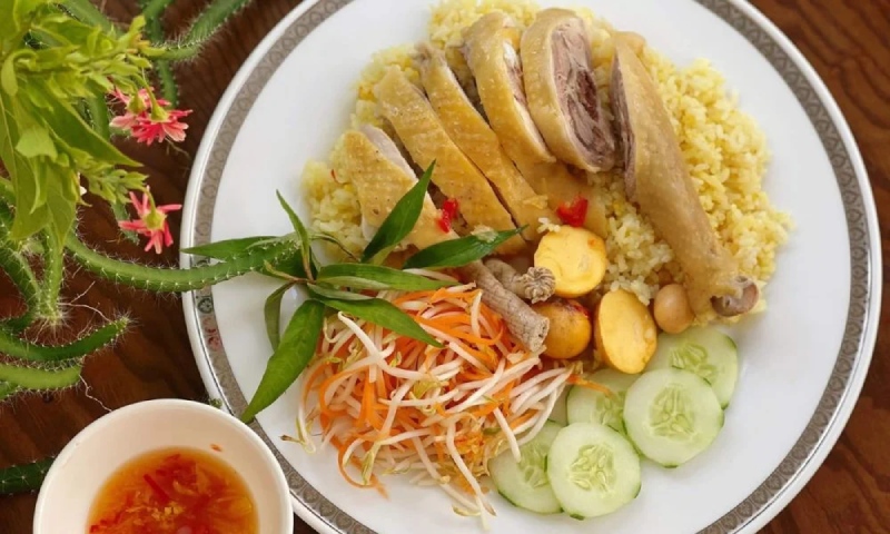 Cơm tơi thơm ăn kèm thịt gà luộc mềm ngọt chấm cùng nước mắm gừng cay cay