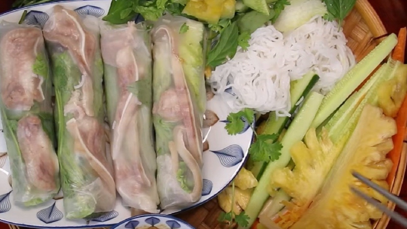 Món tai heo cuốn bánh tráng
