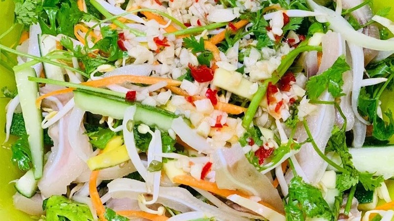 Món gỏi tai heo hành tây