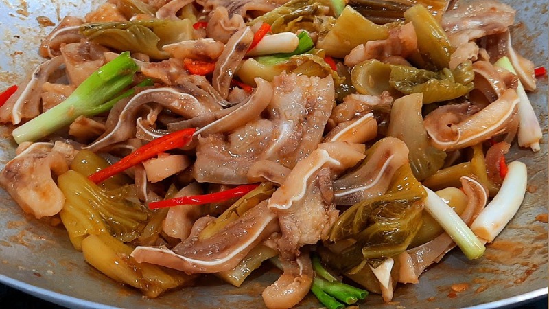 Món tai heo xào dưa cải bắt mắt