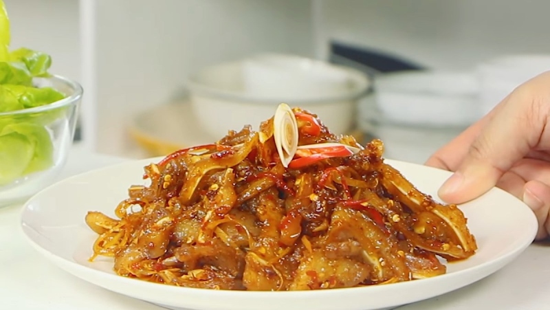 Món tai heo xào xả ớt