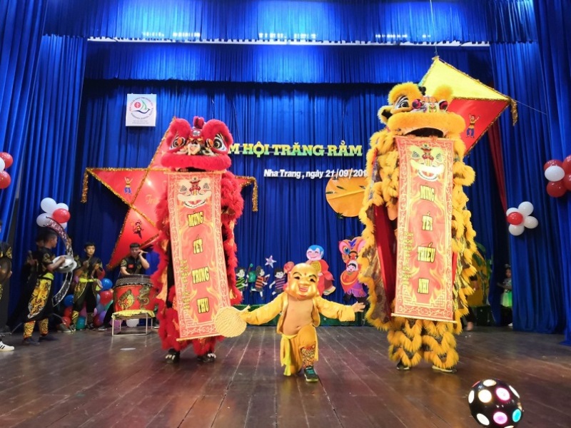2 con lân cùng ông Địa biểu diễn trên sân khấu Trung Thu