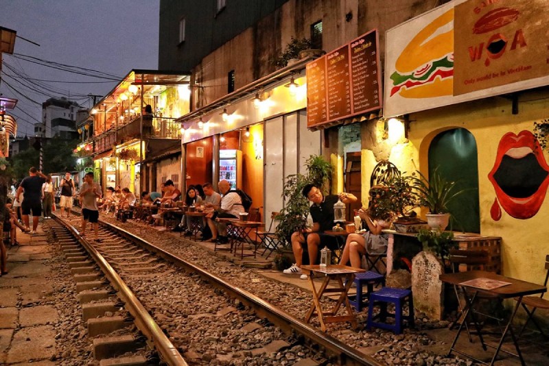 Điểm đến độc đáo với trải nghiệm ngồi cà phê sát đường ray