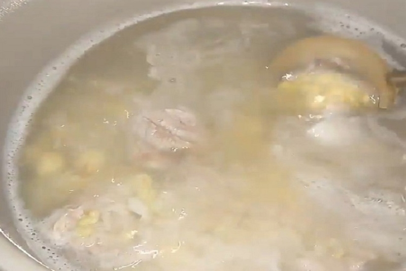 Nồi cháo giò heo được đun nhừ