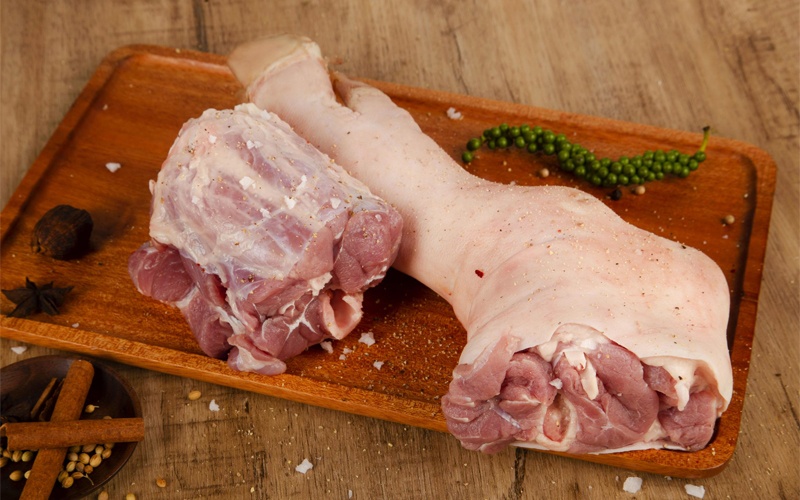 Chân giò heo tươi, thịt màu hồng