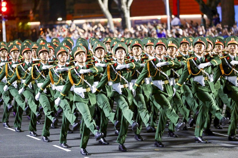 Các chiến sĩ diễu binh, diễu hành trên đường phố