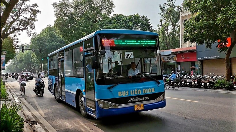Xe bus 09A đi ngang tuyến đường diễu binh