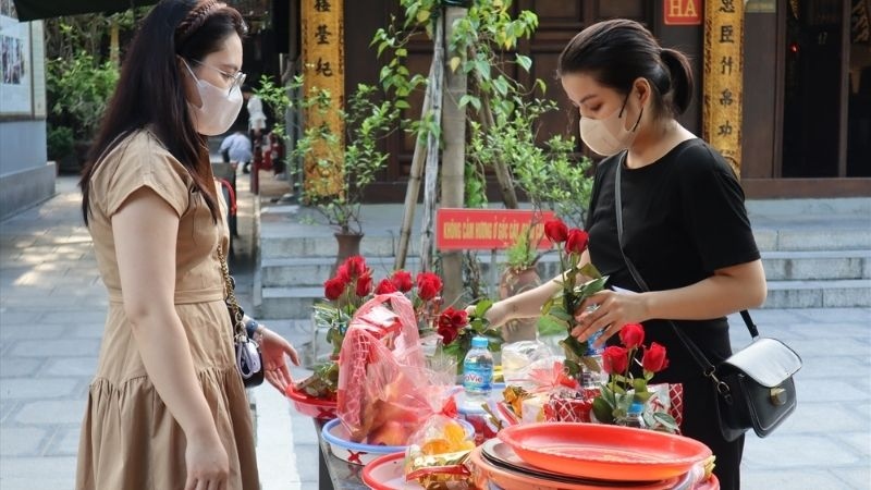Người Việt lên chùa cầu bình an vào thất tịch