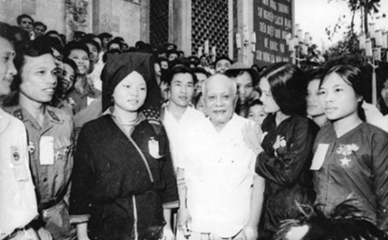 Cố Tổng Bí thư Trường Chinh gặp gỡ thanh niên các dân tộc