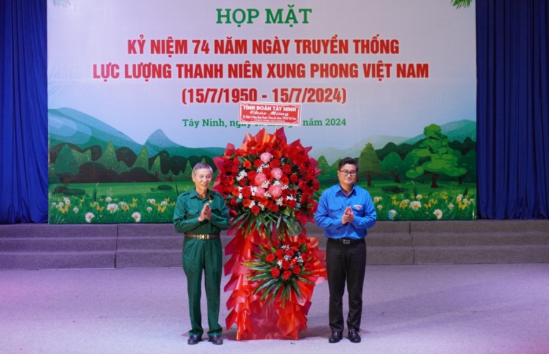 Buổi họp mặt kỷ niệm 74 năm ngày truyền thống lực lượng thanh niên xung phong Việt Nam 