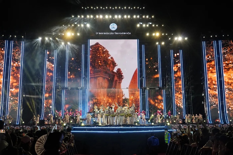 Ca sĩ biểu diễn tại đại nhạc hội Nha trang say hi