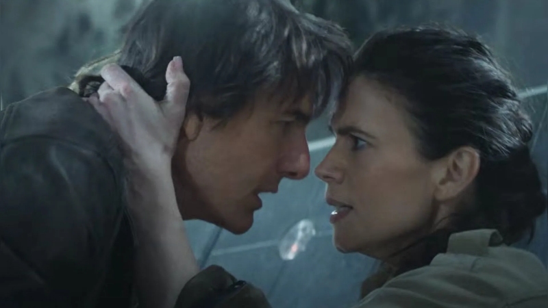 Tom Cruise đối đầu với người phụ nữ