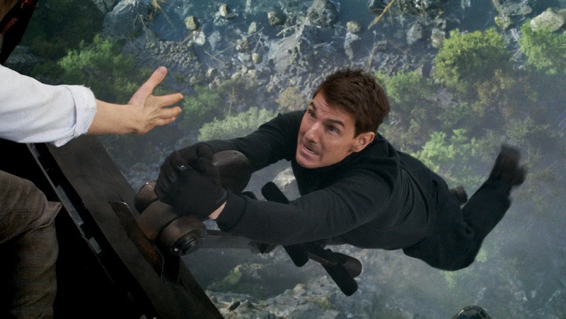 Tom Cruise treo lơ lửng giữa không trung