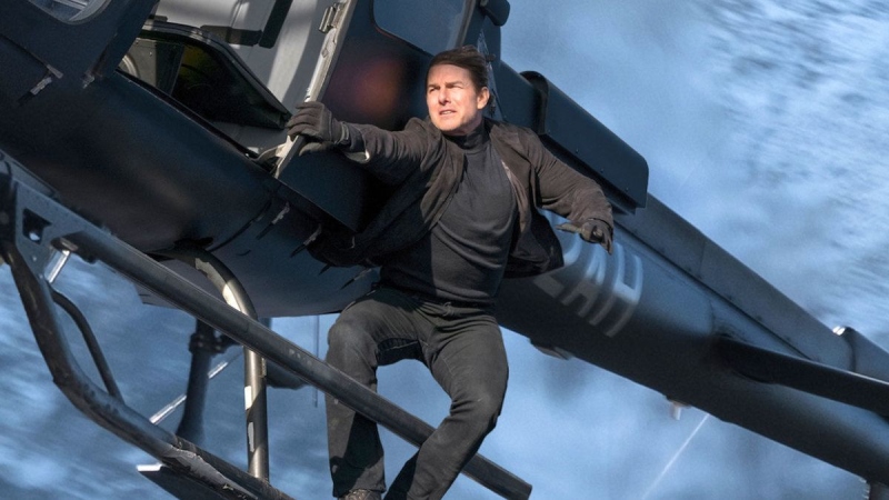 Tom Cruise sắp rơi khỏi máy bay