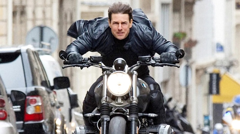 Tom Cruise cực ngầu lái xe moto
