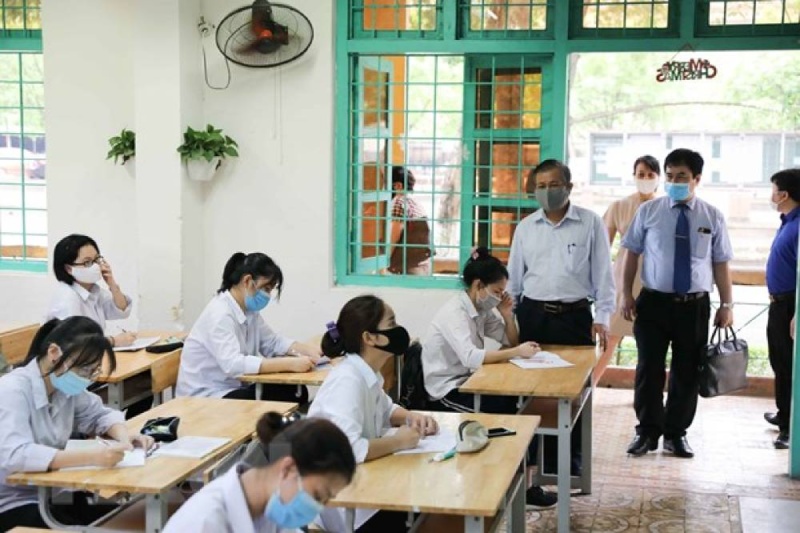 Các thầy giám thị tới phòng thi