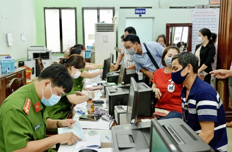 Người dân đi làm lại giấy tờ