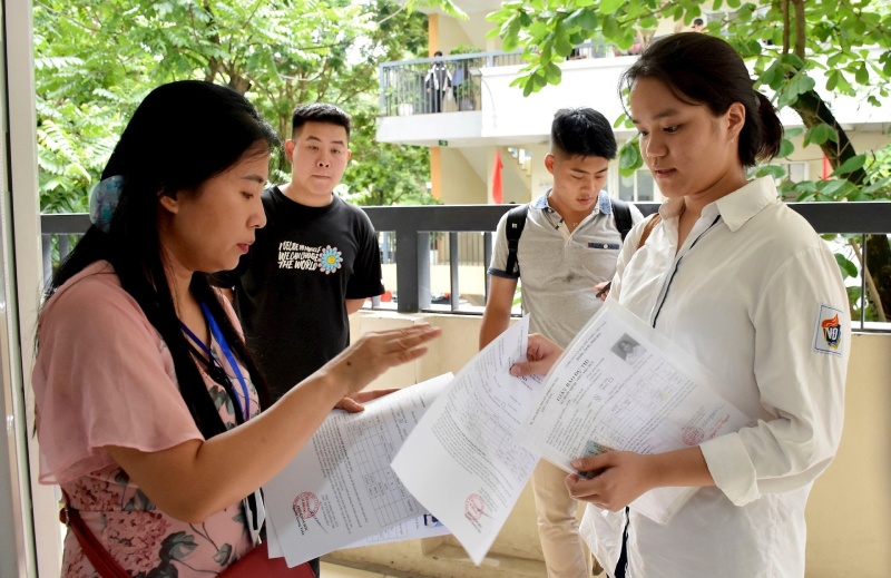 giám thị kiểm tra hồ sơ dự thi