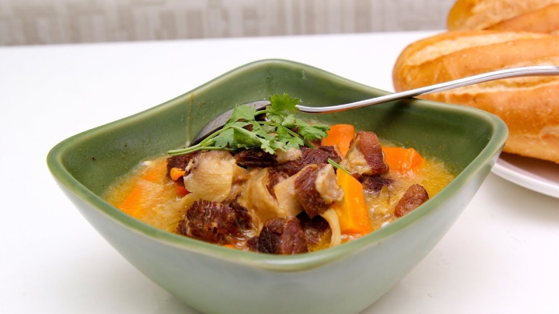 Dĩa bò kho ăn kèm bánh mì