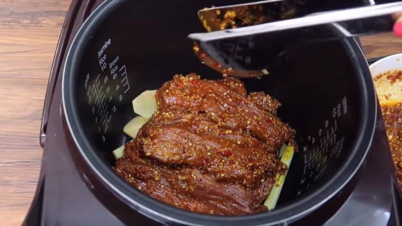 Miếng khô bò nấu bằng nồi cơm điện