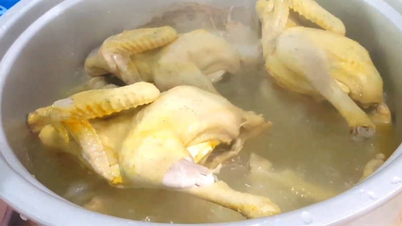 Gà luộc trong nồi cơm điện