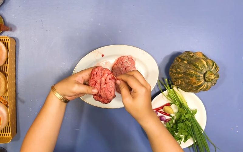 óc heo đang được sơ chế