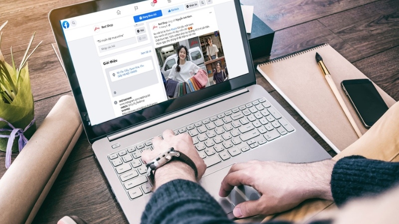 Người dùng quản lý fanpage bán hàng trên Facebook bằng laptop