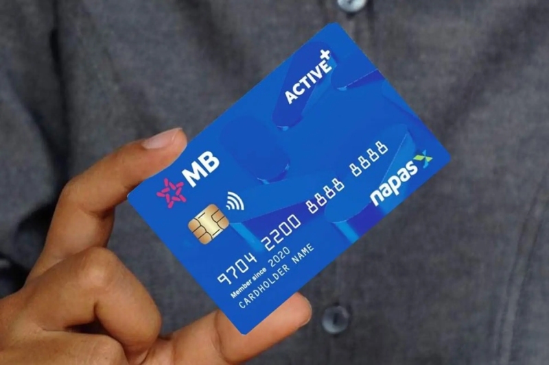 Người cầm thẻ MB Bank Active Plus màu xanh Napas