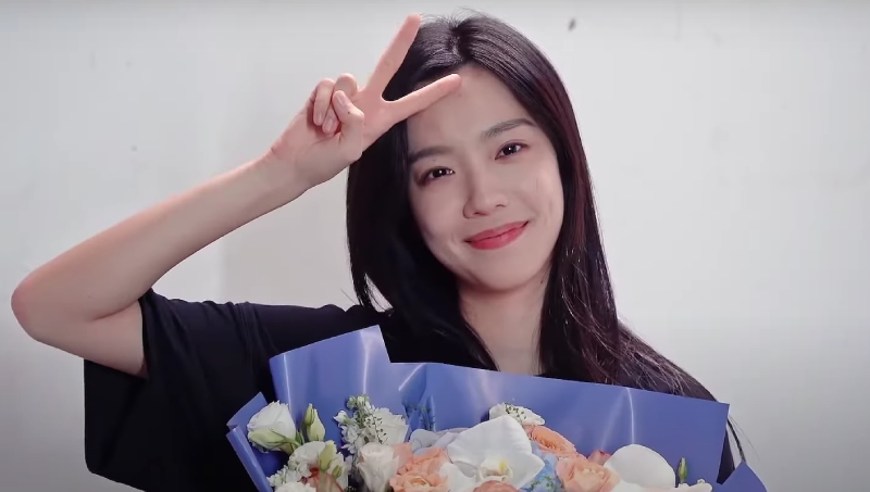 Trang Đạt Phi cầm bó hoa chào mừng của đoàn làm phim