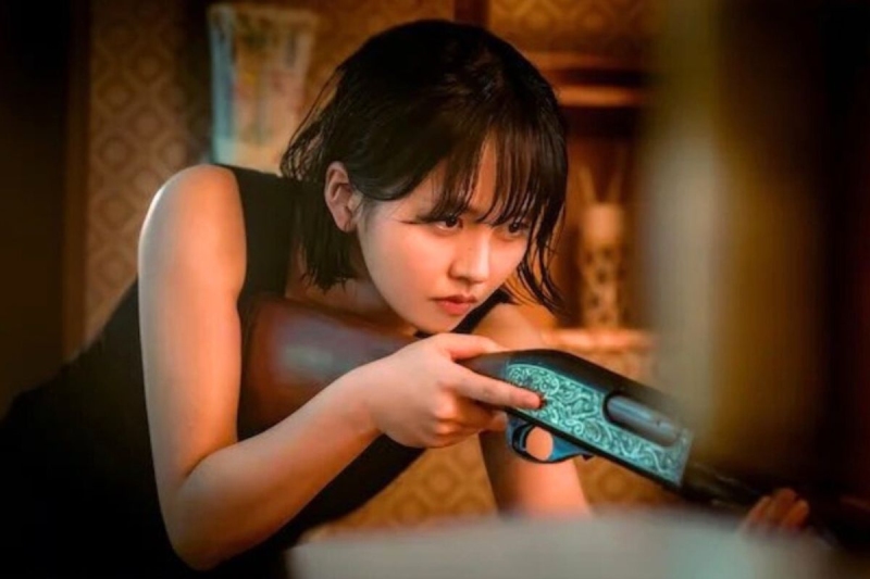 Kim So Hyun tập luyện bắn súng