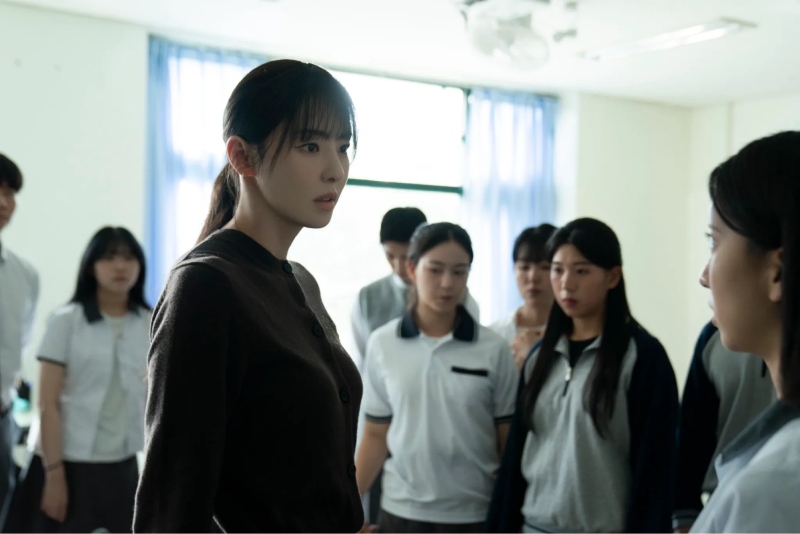 Nữ chính trong vai cô giáo