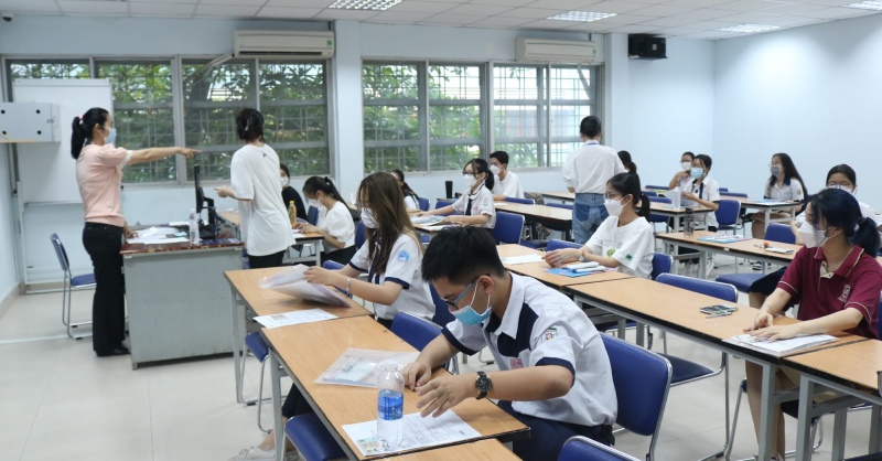 Các em thí sinh đang làm bài dự thi